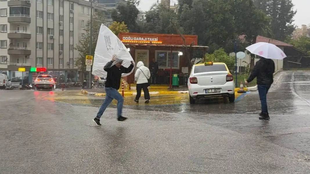 Sağanak Yağış Antalya’yı Vurdu: Araçlar Yolda Kaldı! 4